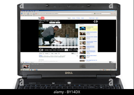 Gerade ein YouTube-Video auf einem Laptop-Computer, UK Stockfoto