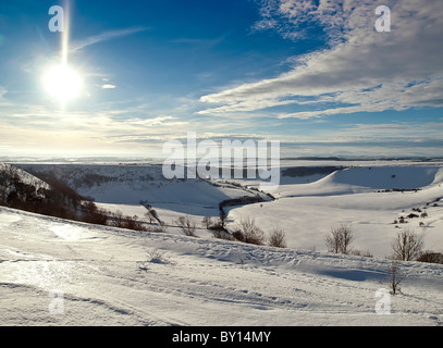 Winterschnee liegt tief in das Loch des Horcum, North Yorkshire Stockfoto