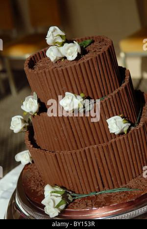 Eine Schokolade Hochzeitstorte mit weissen Rosen bei einer Hochzeitsfeier Stockfoto