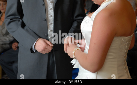 Braut und Bräutigam Hand in Hand nehmen Eheversprechen und den Austausch von Ringen Stockfoto