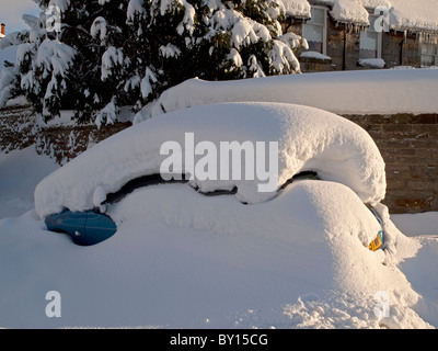 Schnee begraben Auto in Goathland, North Yorkshire Moors. Stockfoto