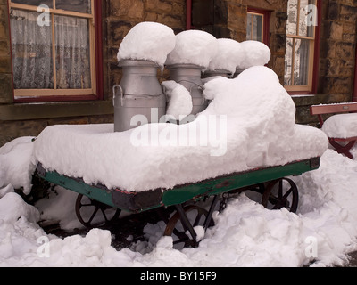 Ein Detail von Goathland Station nach Rekord Schnee auf den Yorkshire Moors Stockfoto