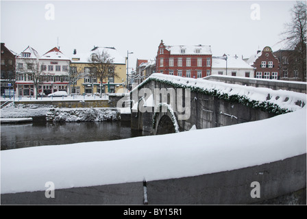 Roerkade mit Steenen Brug aus Voorstad St Jacob, Roermond Niederlande Stockfoto