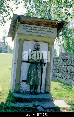 Vaivaisukko - ein armer Junge oder Mann Statue außerhalb der Pedersore-Kirche in Jakobstad, Finnland. Stockfoto