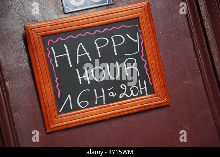 Happy Hour im französischen Kneipe Stockfoto