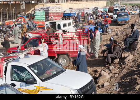 Massen der Ägypter bei der wöchentlichen Vieh- und Kamelmarkt in der Nähe von Luxor Ägypten Stockfoto