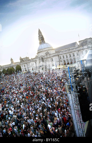 Eine Menschenmenge beobachten eine der Bands, die in einem kostenlosen Open-Air-Konzert, Teil des großen Wochenendes, Cardiff. Stockfoto