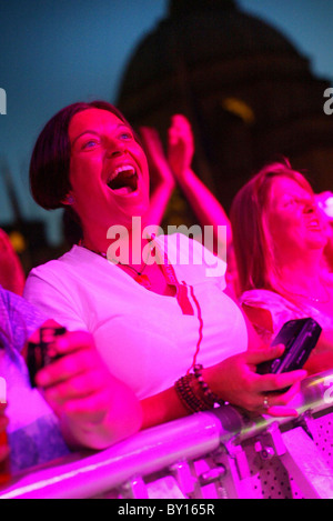 Ein Mädchen, die gerade eine der Bands, die in einem kostenlosen Open-Air-Konzert, Teil des großen Wochenendes, Cardiff. Stockfoto