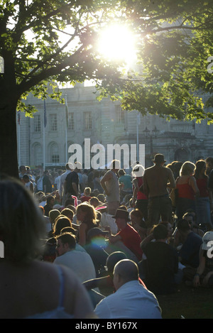 Eine Menschenmenge beobachten eine der Bands, die in einem kostenlosen Open-Air-Konzert, Teil des großen Wochenendes, Cardiff. Stockfoto