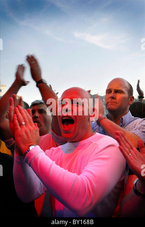 Eine Menschenmenge beobachten eine der Bands, die in einem kostenlosen Open-Air-Konzert, Teil des großen Wochenendes, Cardiff. Stockfoto