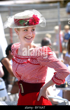 Eine französische Tänzerin bei der International Food and Drink Festival, Cardiff Bay. Stockfoto