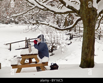 Rambler Walker eine Pause in Goathland in den Schnee zu Fuß gebunden Stockfoto