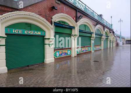 Closed Shops auf Brighton Meer im Winter Stockfoto