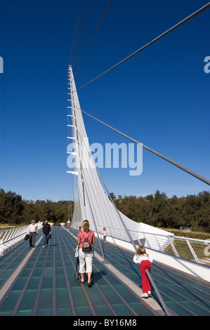 Elk238-X032v Kalifornien, Redding, Menschen auf Sundial Bridge Stockfoto