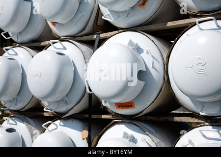 Propan Gas Cannisters werden gestapelt in einem Brennstoff-Händler. Stockfoto