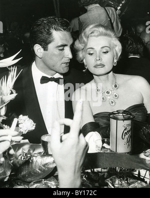 ZSA ZSA GABOR Ungarisch-amerikanische Schauspielerin mit dem französischen Schauspieler Jacques Bergerac über 1957 Stockfoto