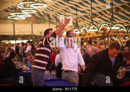 Begeisterung im bayerischen Zelt in Freimarkt, Bremen, Deutschland Stockfoto