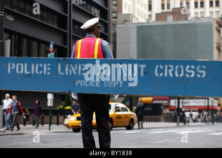 Verkehrspolizist und eine Barriere, New York City, Vereinigte Staaten von Amerika Stockfoto