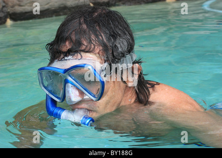 56 JAHRE ALTER MANN IM SCHWIMMBAD BDA Stockfoto