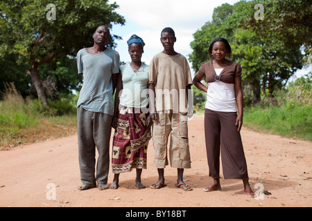 MECEBURI Wald, in der Nähe von NAMPULA, Mosambik, Mai 2010: Eine Schwester lebt in der Stadt besucht ihre Familie im Dorf. Stockfoto