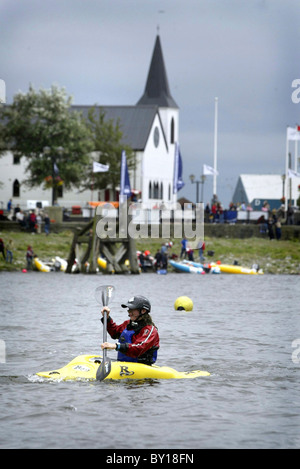 Kanufahren in der Cardiff Bay. Stockfoto