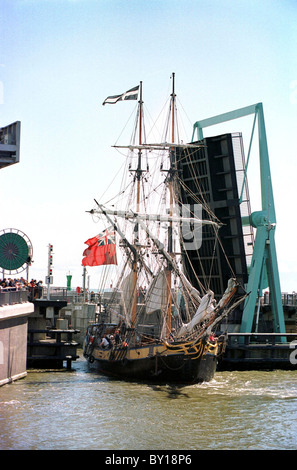 HMS Endeavour Cardiff Barriage, Cardiff Bay auf der Durchreise. Stockfoto