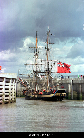 HMS Endeavour Cardiff Barriage, Cardiff Bay auf der Durchreise. Stockfoto