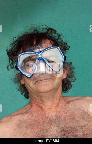 56 JAHRE ALTER MANN IM SCHWIMMBAD BDA Stockfoto