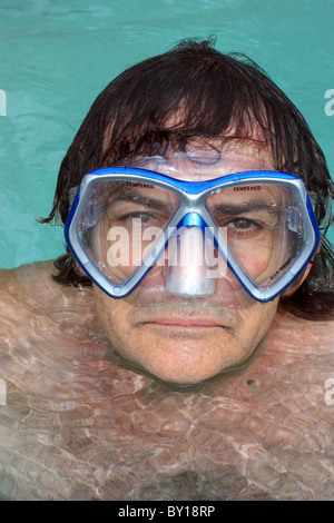 56 JAHRE ALTER MANN IM SCHWIMMBAD BDA Stockfoto