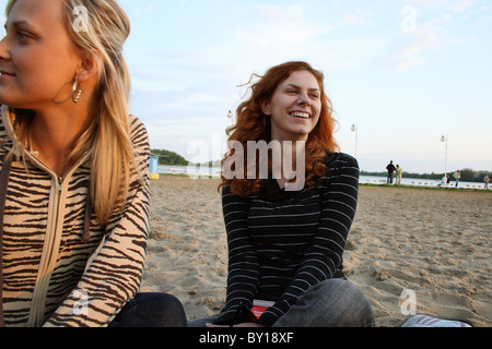 Studentinnen an einem See, Skorzecin, Polen Stockfoto