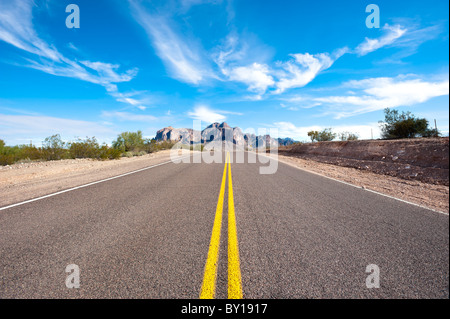 Einen abgelegenen und einsamen Wüstenstraße mit einem schönen Himmel. Stockfoto