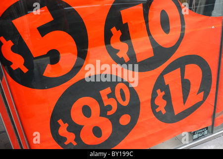 Plakat in einem Schaufenster, New York City, Vereinigte Staaten von Amerika Stockfoto