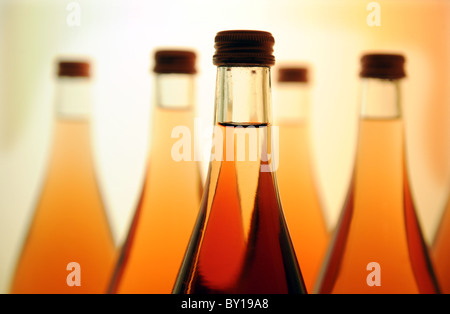 Flaschen im Regal Stockfoto