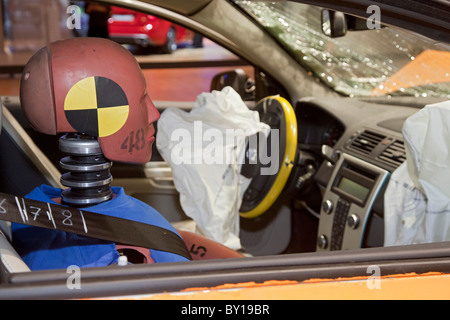 Detroit, Michigan - ein Crashtest-Dummy in einem Volvo C30 Elektroauto auf dem Display auf der North American International Auto Show. Stockfoto