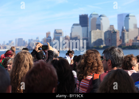 Touristen, die die Bilder von der Skyline, New York City, Vereinigte Staaten von Amerika Stockfoto