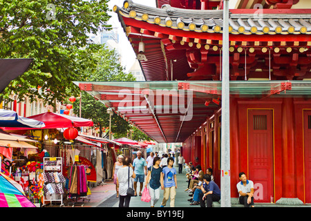 Touristen und Einheimische einkaufen in Chinatown Stockfoto