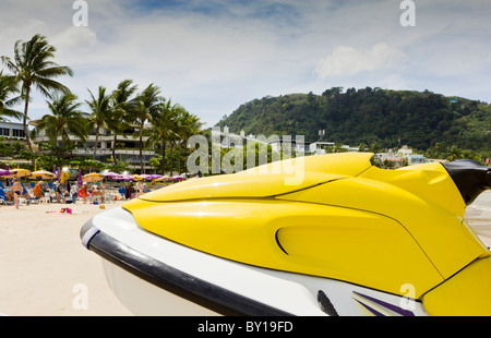 Gelbe Jetski in Patong Beach, Phuket, Thailand. Patong Strand wurde von dem Tsunami 2004 zerstört. Stockfoto