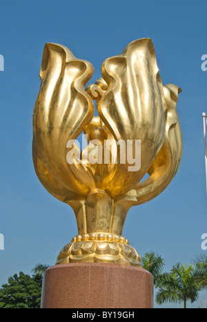 Die "Forever Blooming Bauhinia" Bildhauerei an der Golden Bauhinia Square, Hong Kong Stockfoto