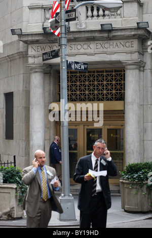 Makler anrufen vor NYSE, New York City, Vereinigte Staaten von Amerika Stockfoto