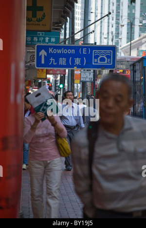 Vorzeichen auf eine stark befahrene Straße von Hong Kong. Stockfoto