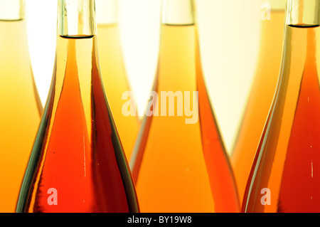 Flaschen im Regal Stockfoto