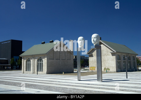 Town Square Forum Adlershof mit Kunstwerk - Köpfe, Verschiebung - Berlin, Deutschland Stockfoto