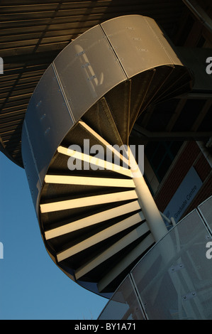 Spirale Feuerleiter auf moderne Bürogebäude, Leicester, England, UK Stockfoto