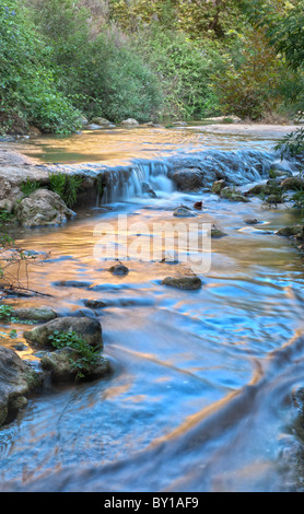 Stream mit Felsen in Bewegung Unschärfe am Kziv-Fluss im nördlichen Israel Galilee Stockfoto