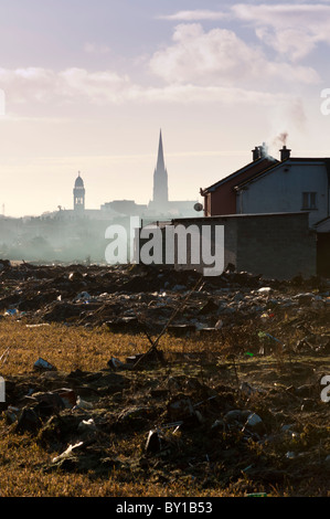 Eine entfernte Stadtzentrum von Limerick Skyline mit Müll in der Nähe von einem heruntergekommenen Wohnsiedlung im Vordergrund. Stockfoto