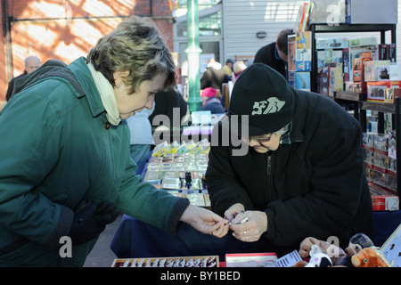 Shopping in Tynemouth Flohmarkt, North East England, Großbritannien Stockfoto