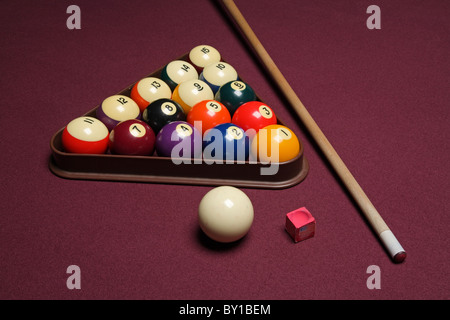 Pool-Billardtisch mit Cue Stick Dreieck und Kugeln Stockfoto