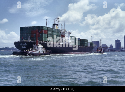 Containerschiff "Uni-Gipfel" der Evergreen Line nähert sich der Hafen von Singapur. Stockfoto