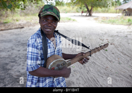 MECATI Wald, Mosambik, Mai 2010: Ein Musiker mit seinen hausgemachten Banjo.    Foto: Mike Goldwater Stockfoto