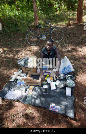 MECATI Wald, Mosambik, Mai 2010: Lucas Juau, 22, mit seinem mobilen Shop im Wald.  Er hat für drei Stunden aus, um Gefahren Stockfoto